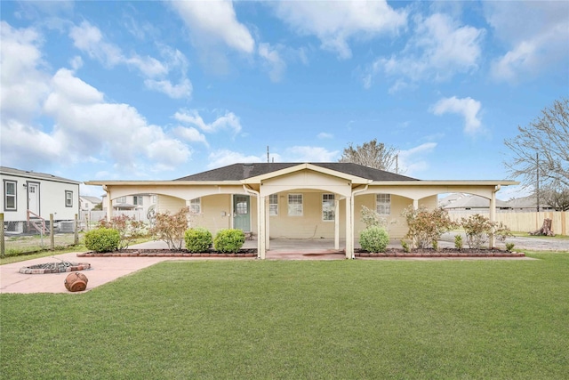 view of front of property featuring stucco siding, fence, and a front yard