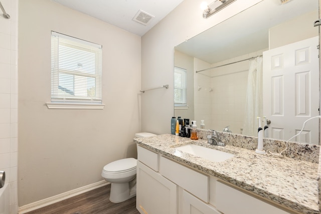 full bath featuring visible vents, baseboards, a shower with curtain, wood finished floors, and vanity