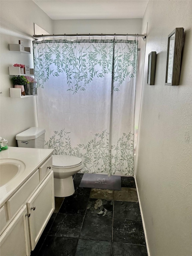 full bath with toilet, baseboards, shower / tub combo with curtain, and vanity