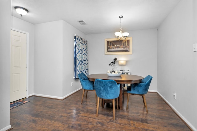 dining space featuring a notable chandelier, dark wood-style flooring, visible vents, and baseboards