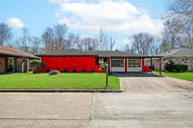 view of front of property featuring driveway, a front lawn, and a carport