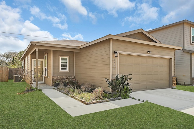 view of front facade featuring driveway, an attached garage, fence, central air condition unit, and a front lawn