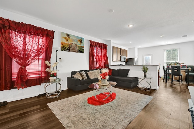 living area featuring recessed lighting, visible vents, dark wood finished floors, and baseboards