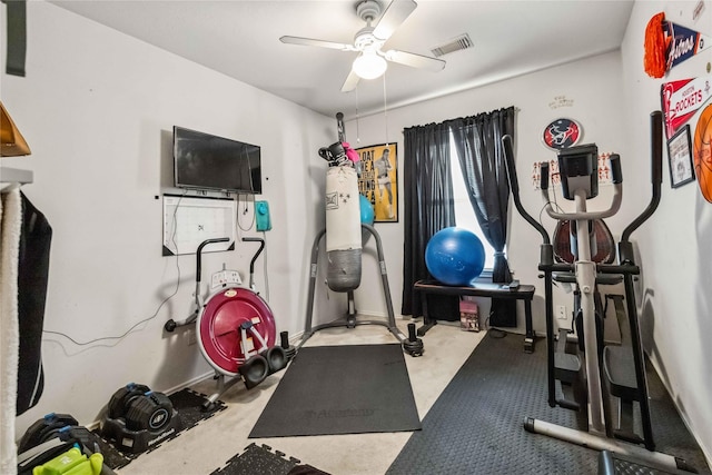 exercise room featuring visible vents, ceiling fan, and baseboards