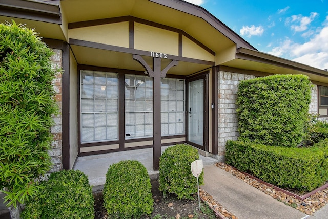 view of exterior entry with stucco siding