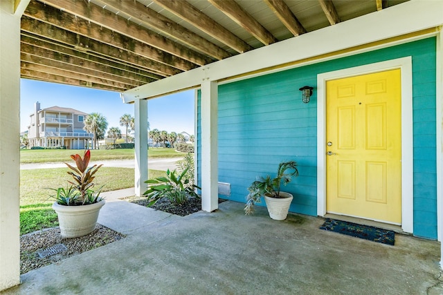 property entrance featuring a yard