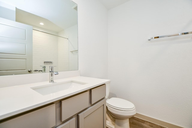 full bath with a shower, toilet, wood finished floors, vanity, and recessed lighting