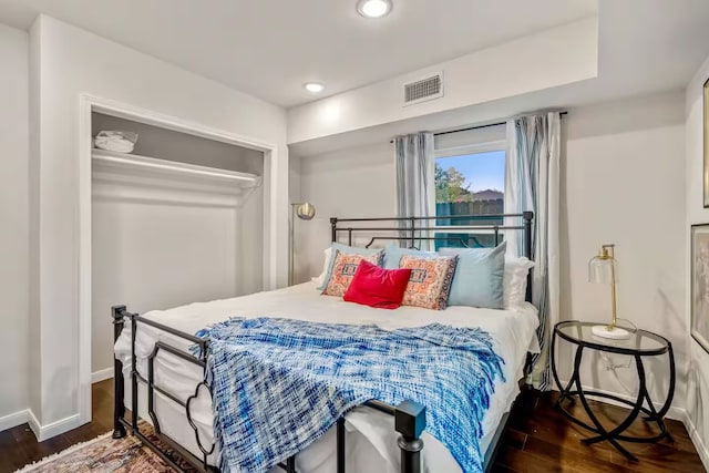 bedroom with baseboards, visible vents, dark wood finished floors, and recessed lighting