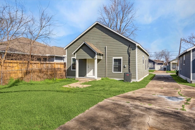 view of front of house featuring a front yard and fence