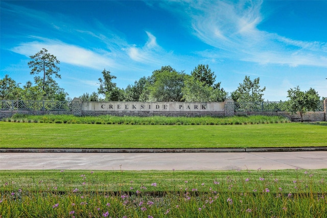 community / neighborhood sign featuring a lawn