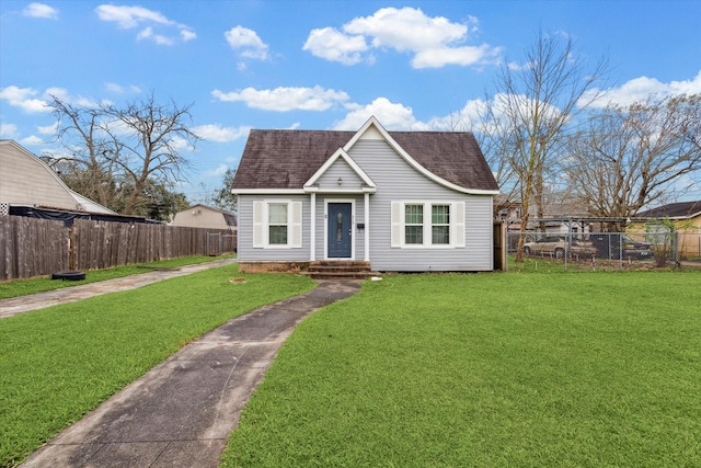 view of front of house featuring fence, a front lawn, and roof with shingles