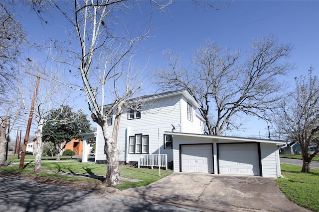 view of front of home featuring a front yard, driveway, and an attached garage