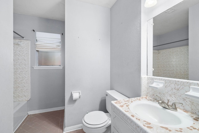 bathroom featuring bathtub / shower combination, toilet, vanity, baseboards, and tasteful backsplash