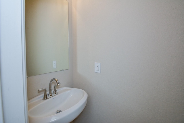 bathroom featuring a sink