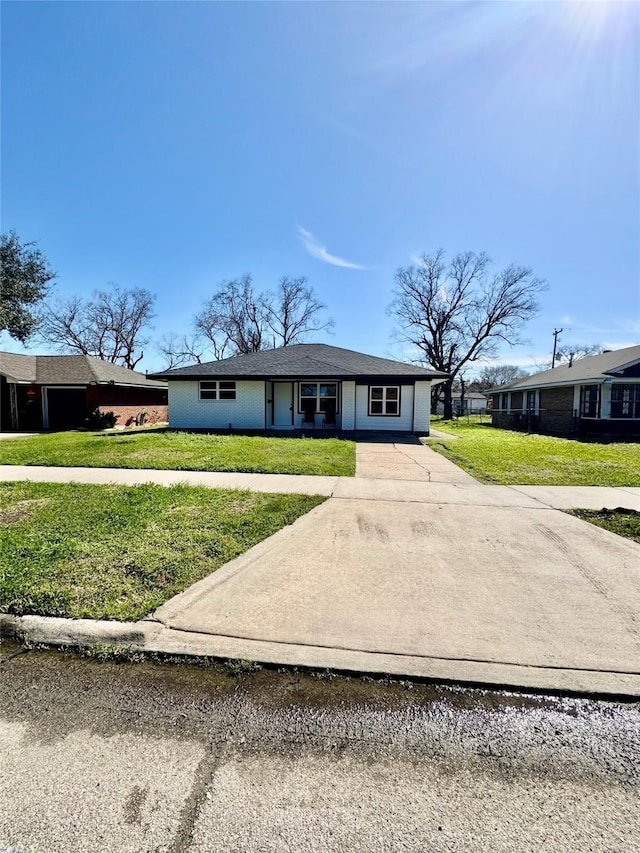 view of front of home featuring a front yard