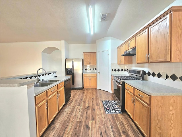 kitchen with visible vents, dark wood-style floors, appliances with stainless steel finishes, under cabinet range hood, and a sink