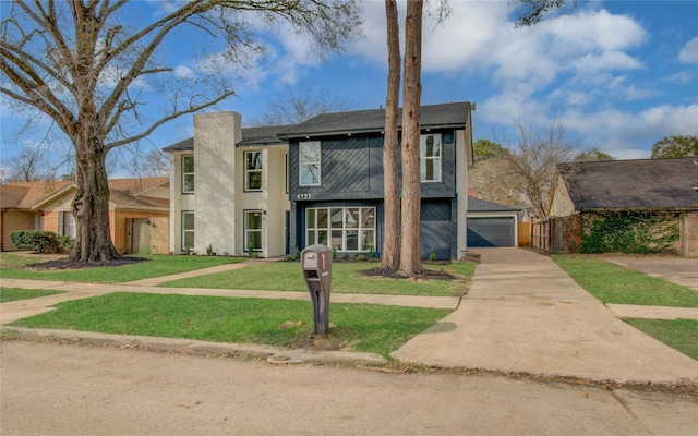 view of front facade featuring a garage and a front yard