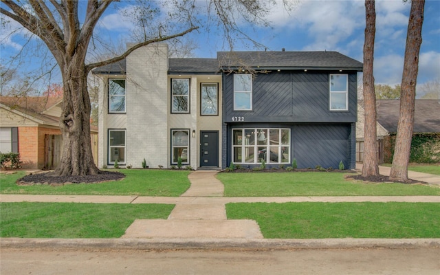 view of front of home with a front lawn