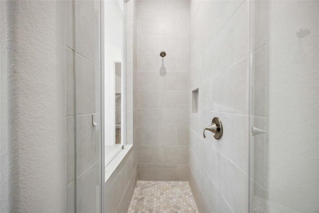 bathroom featuring a tile shower