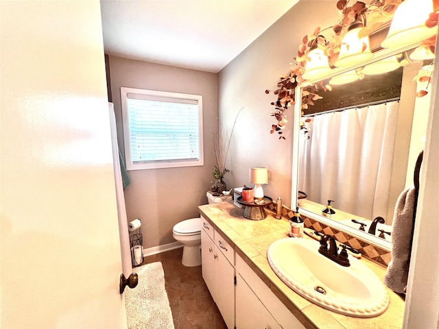 full bathroom with curtained shower, baseboards, toilet, and vanity