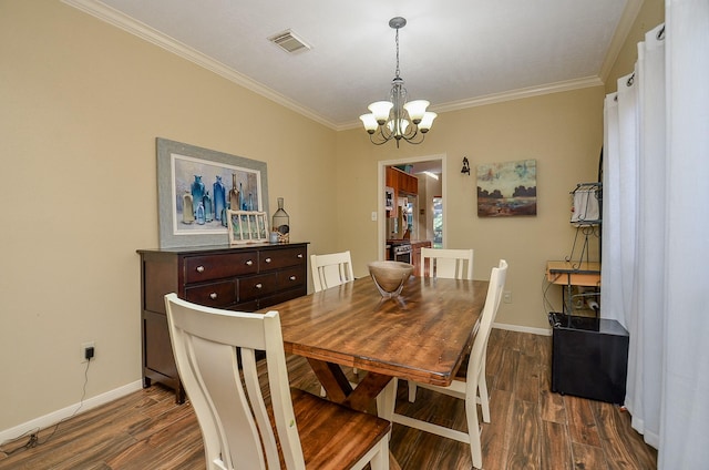 dining room with crown molding, dark wood-style flooring, visible vents, and a notable chandelier