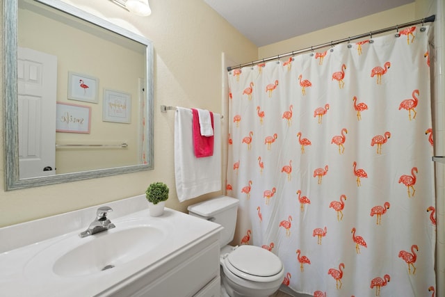 full bath with a shower with shower curtain, vanity, and toilet