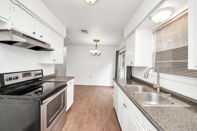 kitchen featuring wood finished floors, stainless steel electric range, under cabinet range hood, white cabinetry, and a sink