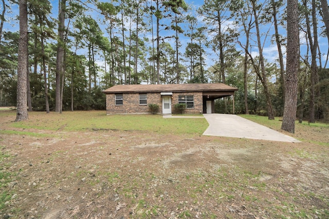 view of front of house featuring a carport, brick siding, concrete driveway, and a front yard