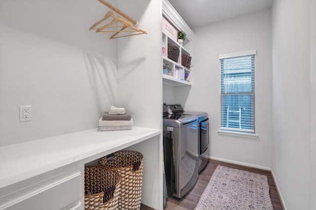 laundry room with dark wood-style floors, laundry area, independent washer and dryer, and baseboards