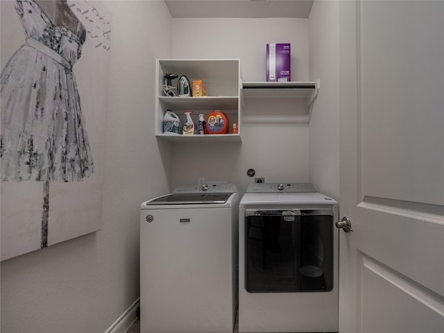 laundry room featuring laundry area, baseboards, and independent washer and dryer