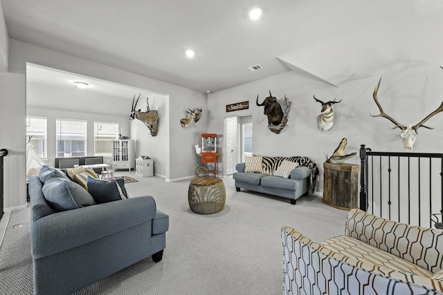 living area featuring light carpet, baseboards, visible vents, and recessed lighting