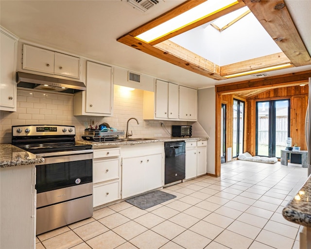 kitchen featuring under cabinet range hood, electric range, visible vents, backsplash, and dishwasher