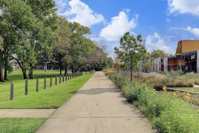 view of property's community featuring a yard