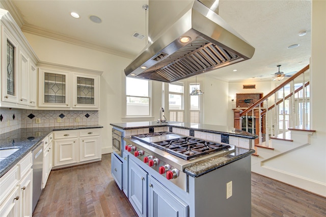 122 Vieux Carre Dr, Houston, TX 77009 - kitchen with island range hood, stainless steel appliances, wood finished floors, crown molding, and a kitchen island