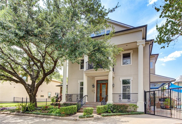122 Vieux Carre Dr, Houston, TX 77009 - view of front of home featuring stucco siding and covered porch