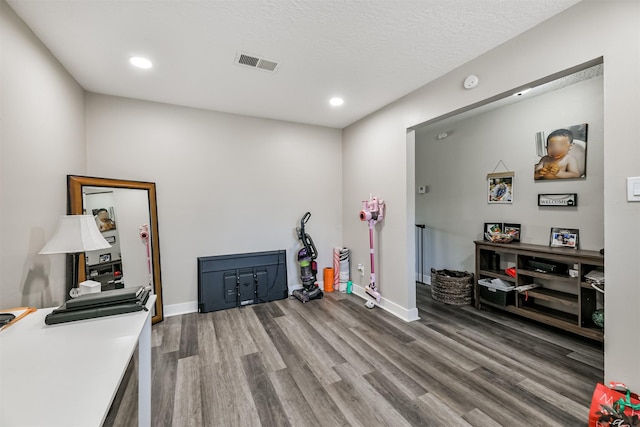 interior space with baseboards, visible vents, wood finished floors, and recessed lighting