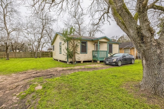 view of front of home featuring a front yard and fence