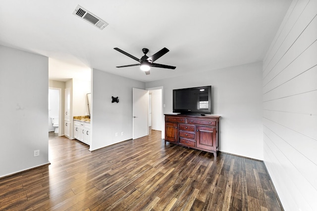 living room with dark wood-type flooring, visible vents, and a ceiling fan