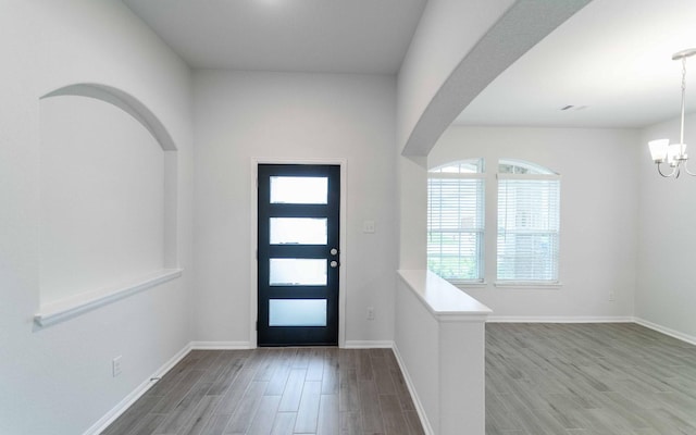 13709 Seneca Lake Dr, Texas City, TX 77568 - foyer featuring wood finished floors, a chandelier, baseboards, and arched walkways