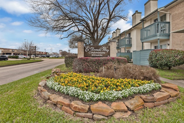 community sign featuring a residential view