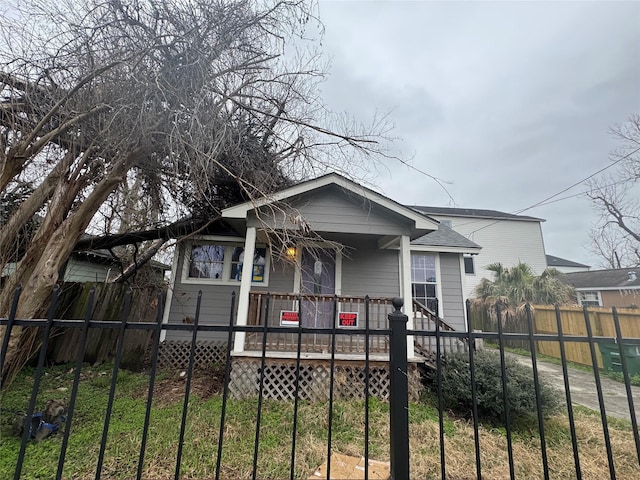 bungalow featuring fence