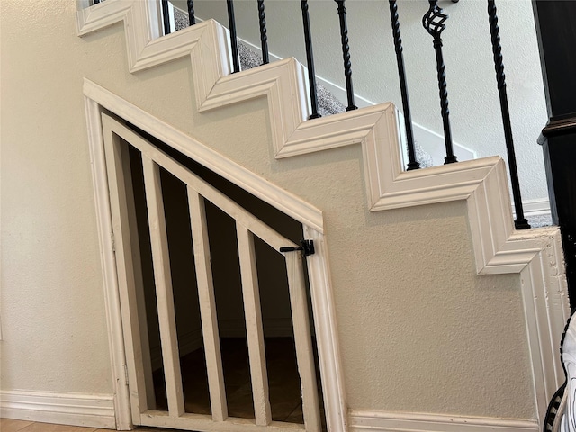 interior details featuring a textured wall