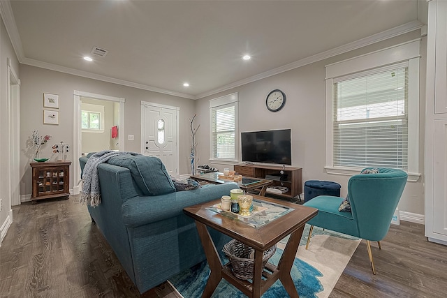 living area featuring baseboards, visible vents, ornamental molding, wood finished floors, and recessed lighting