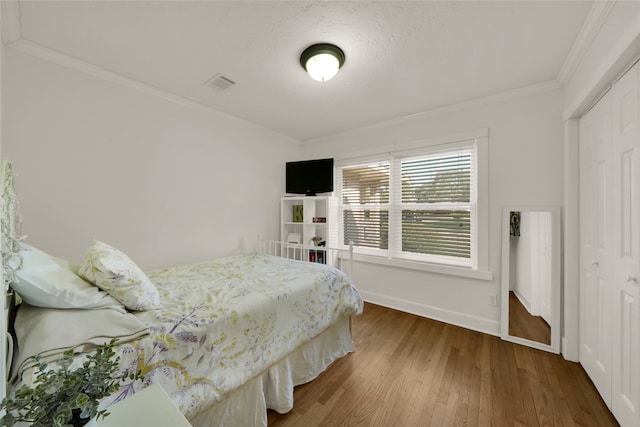 1931 Ansbury Dr, Houston, TX 77018 - bedroom featuring visible vents, crown molding, baseboards, and wood finished floors