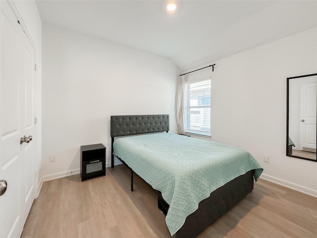 bedroom featuring light wood-type flooring, lofted ceiling, baseboards, and recessed lighting