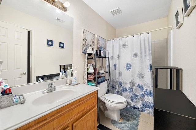 full bathroom with toilet, vanity, visible vents, and a shower with curtain