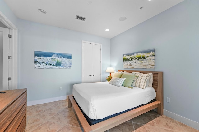 bedroom featuring recessed lighting, a closet, visible vents, and baseboards