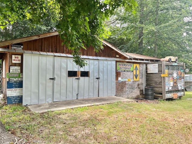 view of outdoor structure with an outbuilding