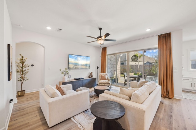 living area with baseboards, light wood finished floors, visible vents, and recessed lighting