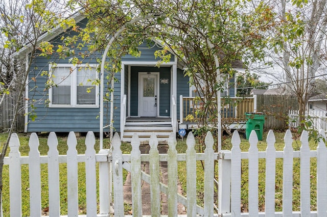 view of front facade with a fenced front yard